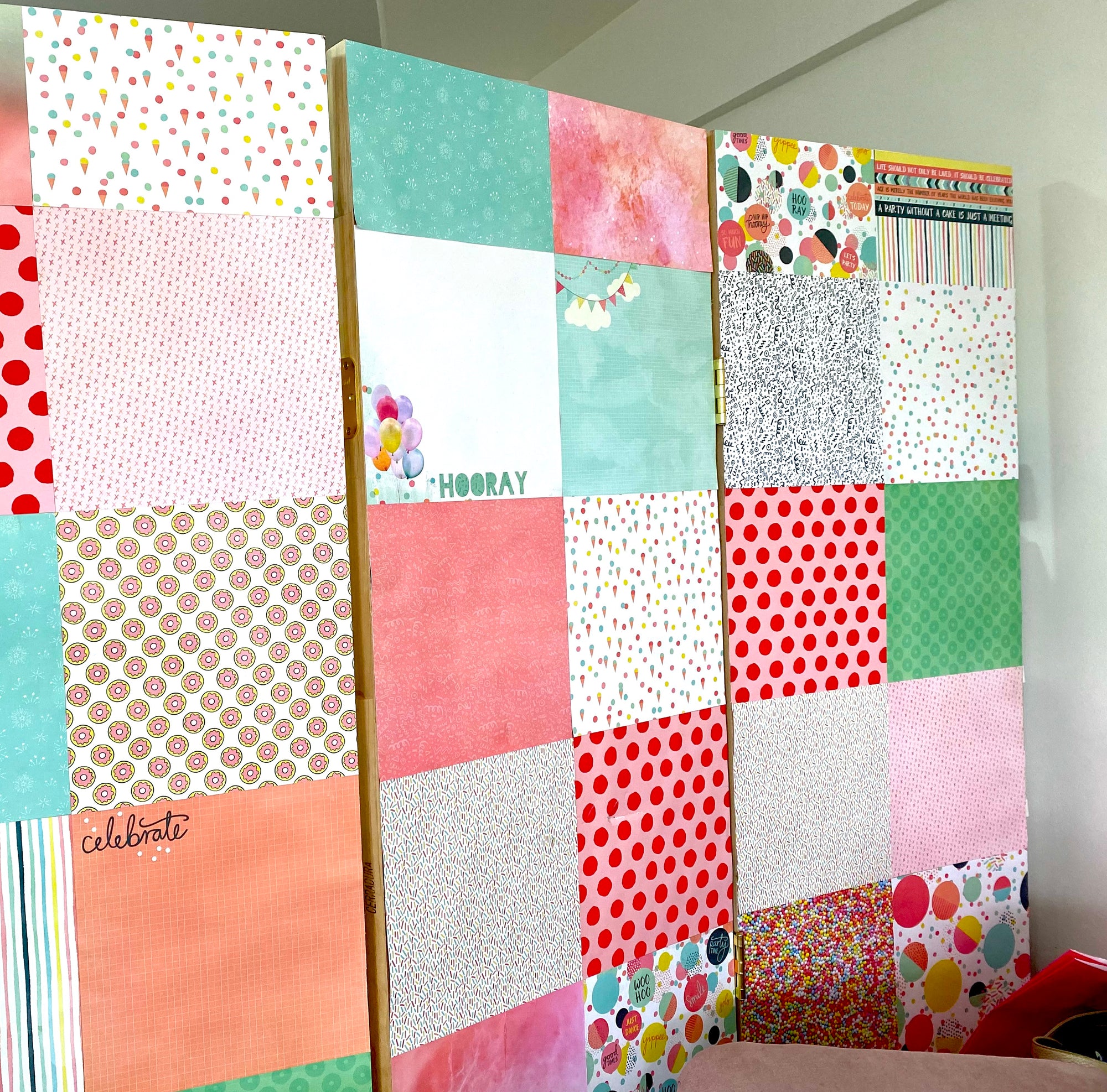 Muro o biombo con papel de Scrapbook